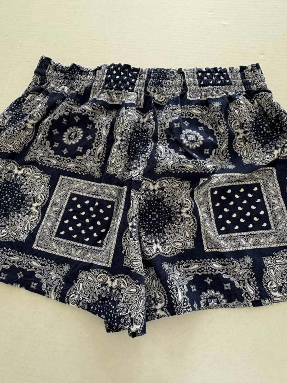 Feeling Festive Bandana Paisley Pattern With Pockets - Size XXL. - Picture 4 of 10